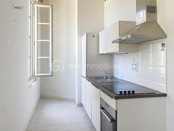 Joli appartement de 51m2 carrez + mezzanine de 29m2, au 3ème et dernier étage, donnant sur le Jardin de la Fontaine. Ses beaux volumes, sa grande luminosité et son calme sont les atouts principaux de cet appartement mais pas seulement : cuisine aménagée et équipée, deux belles chambres, wc indépendant et une place de parking dans l'enceinte de la copropriété. Appartement rénové en 2018, à deux pas du centre ville de Nîmes.