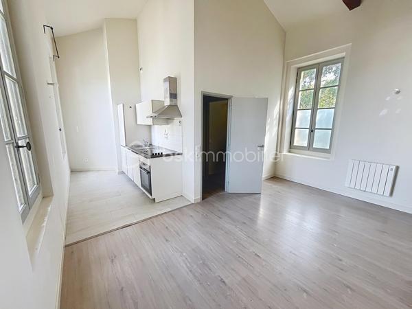 Joli appartement de 51m2 carrez + mezzanine de 29m2, au 3ème et dernier étage, donnant sur le Jardin de la Fontaine. Ses beaux volumes, sa grande luminosité et son calme sont les atouts principaux de cet appartement mais pas seulement : cuisine aménagée et équipée, deux belles chambres, wc indépendant et une place de parking dans l'enceinte de la copropriété. Appartement rénové en 2018, à deux pas du centre ville de Nîmes.