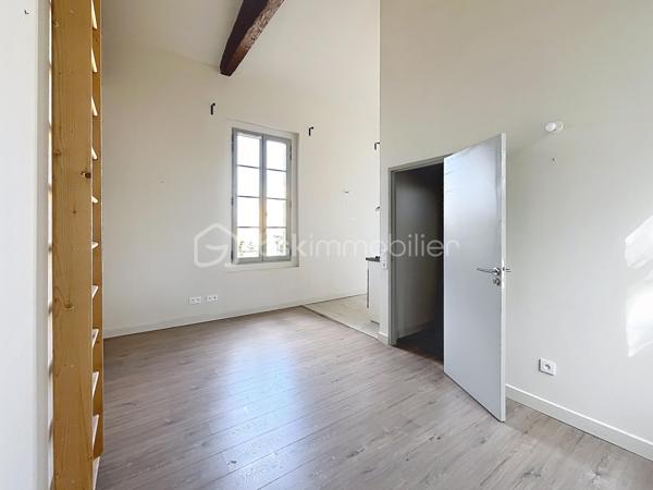 Joli appartement de 51m2 carrez + mezzanine de 29m2, au 3ème et dernier étage, donnant sur le Jardin de la Fontaine. Ses beaux volumes, sa grande luminosité et son calme sont les atouts principaux de cet appartement mais pas seulement : cuisine aménagée et équipée, deux belles chambres, wc indépendant et une place de parking dans l'enceinte de la copropriété. Appartement rénové en 2018, à deux pas du centre ville de Nîmes.