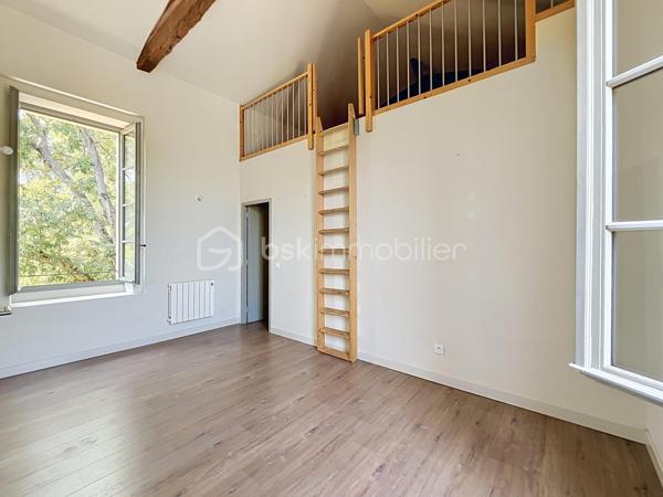 Joli appartement de 51m2 carrez + mezzanine de 29m2, au 3ème et dernier étage, donnant sur le Jardin de la Fontaine. Ses beaux volumes, sa grande luminosité et son calme sont les atouts principaux de cet appartement mais pas seulement : cuisine aménagée et équipée, deux belles chambres, wc indépendant et une place de parking dans l'enceinte de la copropriété. Appartement rénové en 2018, à deux pas du centre ville de Nîmes.