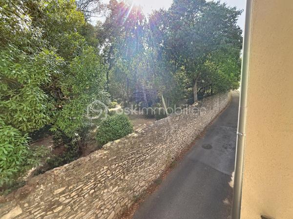 Joli appartement de 51m2 carrez + mezzanine de 29m2, au 3ème et dernier étage, donnant sur le Jardin de la Fontaine. Ses beaux volumes, sa grande luminosité et son calme sont les atouts principaux de cet appartement mais pas seulement : cuisine aménagée et équipée, deux belles chambres, wc indépendant et une place de parking dans l'enceinte de la copropriété. Appartement rénové en 2018, à deux pas du centre ville de Nîmes.