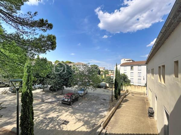 Joli appartement de 51m2 carrez + mezzanine de 29m2, au 3ème et dernier étage, donnant sur le Jardin de la Fontaine. Ses beaux volumes, sa grande luminosité et son calme sont les atouts principaux de cet appartement mais pas seulement : cuisine aménagée et équipée, deux belles chambres, wc indépendant et une place de parking dans l'enceinte de la copropriété. Appartement rénové en 2018, à deux pas du centre ville de Nîmes.