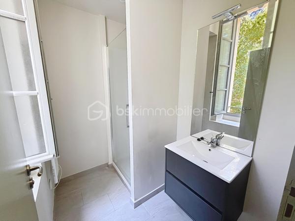 Joli appartement de 51m2 carrez + mezzanine de 29m2, au 3ème et dernier étage, donnant sur le Jardin de la Fontaine. Ses beaux volumes, sa grande luminosité et son calme sont les atouts principaux de cet appartement mais pas seulement : cuisine aménagée et équipée, deux belles chambres, wc indépendant et une place de parking dans l'enceinte de la copropriété. Appartement rénové en 2018, à deux pas du centre ville de Nîmes.