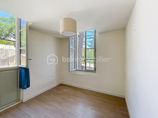 Joli appartement de 51m2 carrez + mezzanine de 29m2, au 3ème et dernier étage, donnant sur le Jardin de la Fontaine. Ses beaux volumes, sa grande luminosité et son calme sont les atouts principaux de cet appartement mais pas seulement : cuisine aménagée et équipée, deux belles chambres, wc indépendant et une place de parking dans l'enceinte de la copropriété. Appartement rénové en 2018, à deux pas du centre ville de Nîmes.