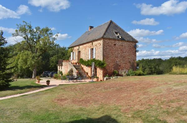 Ravissante propriété sur 12 Ha attenants, très calme sans voisinage Gourdon