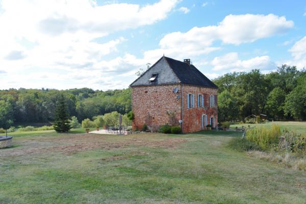 Ravissante propriété sur 12 Ha attenants, très calme sans voisinage Gourdon