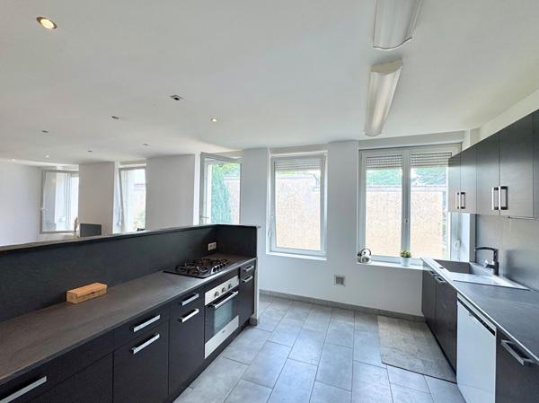 A LOUER Loft T4 (103.56 m2) + parking privé + jardin