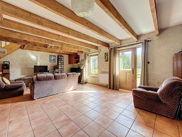 Sur la commune de Illifaut, à moins d’un quart d’heure de la commune de Saint Meen le grand et à 10 minutes de Mauron.