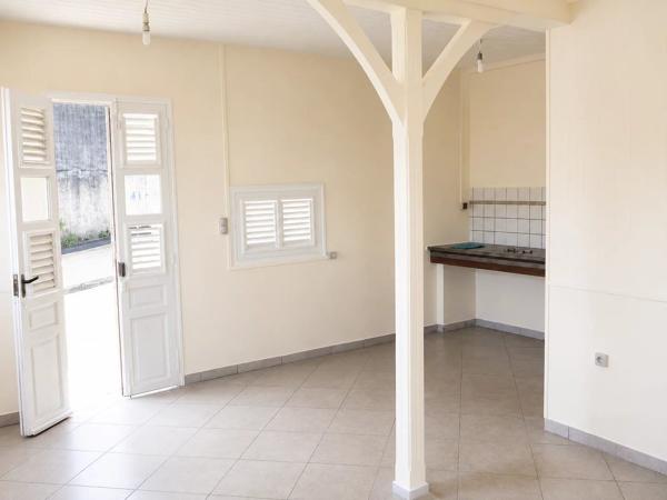 Vente                                                      Immeuble
                        
                     10 pièces                      165 m2                     à Fort-de-France
