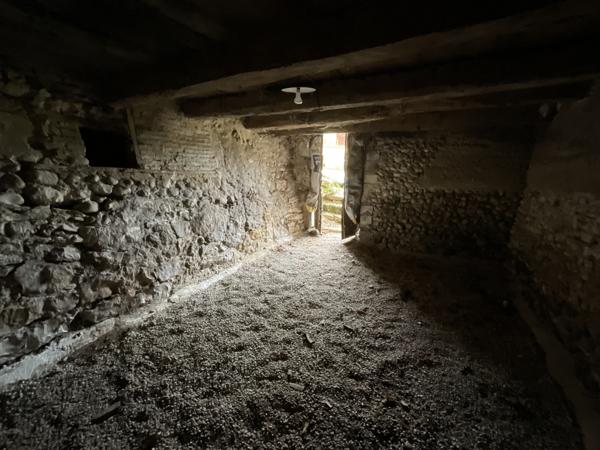 Saint-Sorlin-de-Morestel (38510) En vente à Saint-Sorlin-De-Morestel : Maison + dépendances à rénover entièrement sur 1747m² de terrain