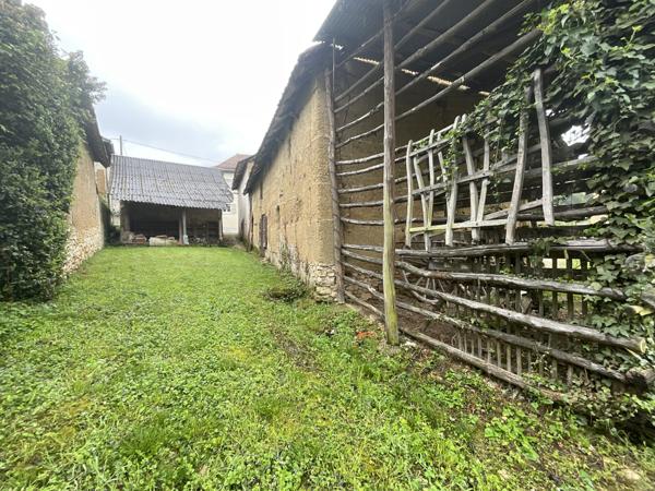 Saint-Sorlin-de-Morestel (38510) En vente à Saint-Sorlin-De-Morestel : Maison + dépendances à rénover entièrement sur 1747m² de terrain