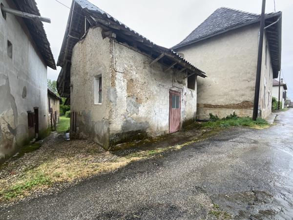 Saint-Sorlin-de-Morestel (38510) En vente à Saint-Sorlin-De-Morestel : Maison + dépendances à rénover entièrement sur 1747m² de terrain