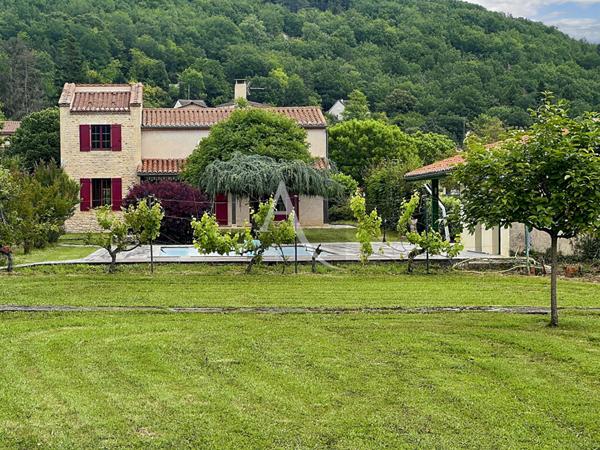 Maison de plain pied flanquée de son pigeonnier dans la belle vallée du Lot