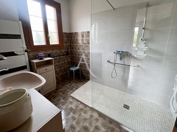 Maison de plain pied flanquée de son pigeonnier dans la belle vallée du Lot