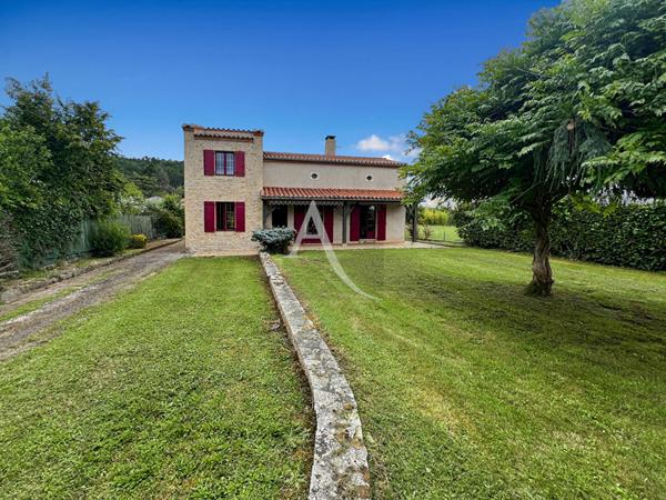 Maison de plain pied flanquée de son pigeonnier dans la belle vallée du Lot
