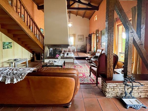 Maison de plain pied flanquée de son pigeonnier dans la belle vallée du Lot