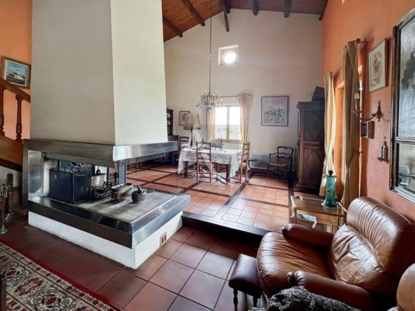 Maison de plain pied flanquée de son pigeonnier dans la belle vallée du Lot