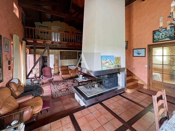 Maison de plain pied flanquée de son pigeonnier dans la belle vallée du Lot