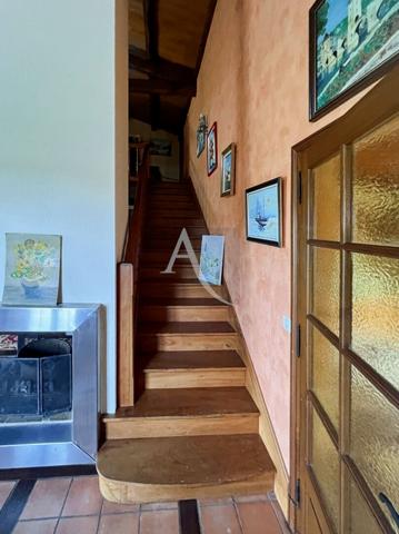 Maison de plain pied flanquée de son pigeonnier dans la belle vallée du Lot