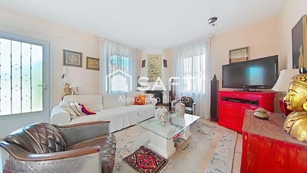 Maison de caractère plain-pied (106 m² surface utile totale avec dépendances), jardin paysager  et garage au cœur de Saint-Cyprien Village