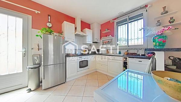 Maison de caractère plain-pied (106 m² surface utile totale avec dépendances), jardin paysager  et garage au cœur de Saint-Cyprien Village