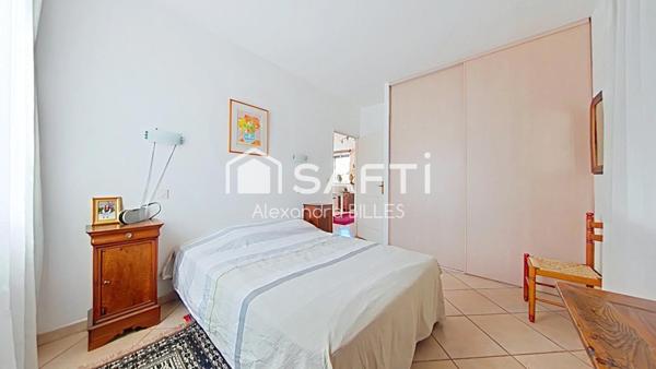 Maison de caractère plain-pied (106 m² surface utile totale avec dépendances), jardin paysager  et garage au cœur de Saint-Cyprien Village