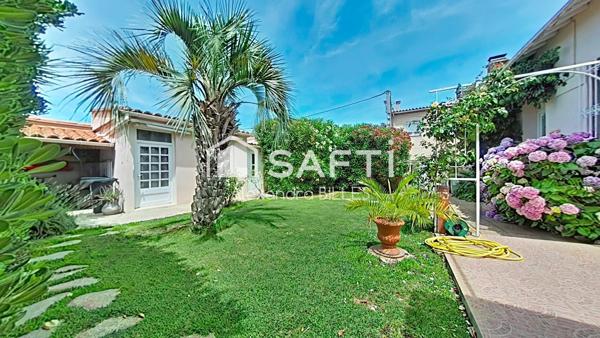 Maison de caractère plain-pied (106 m² surface utile totale avec dépendances), jardin paysager  et garage au cœur de Saint-Cyprien Village