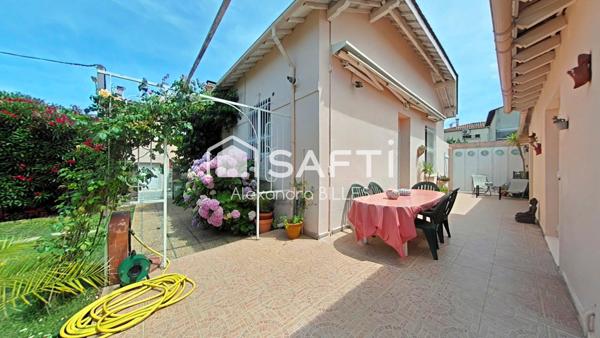 Maison de caractère plain-pied (106 m² surface utile totale avec dépendances), jardin paysager  et garage au cœur de Saint-Cyprien Village