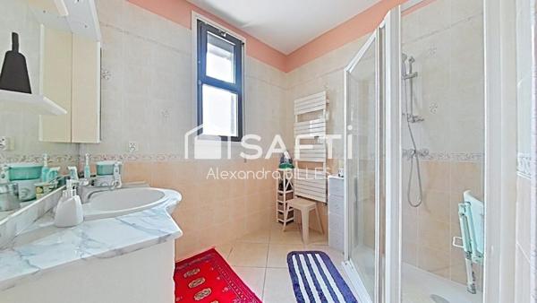 Maison de caractère plain-pied (106 m² surface utile totale avec dépendances), jardin paysager  et garage au cœur de Saint-Cyprien Village