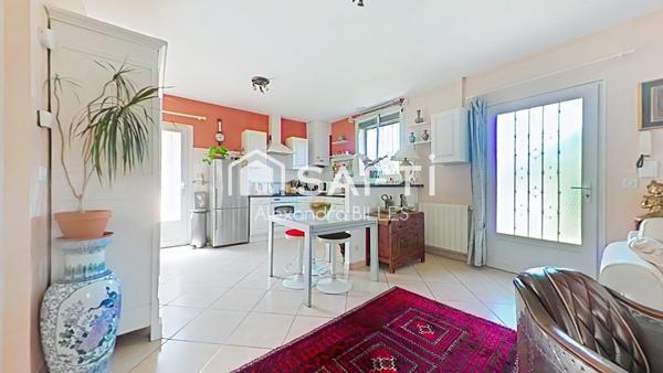Maison de caractère plain-pied (106 m² surface utile totale avec dépendances), jardin paysager  et garage au cœur de Saint-Cyprien Village