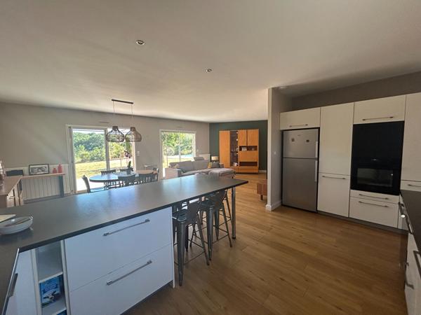 SUPERBE VILLA DE PLAIN-PIED AVEC PISCINE ET VUE DÉGAGÉE SUR LA PINÈDE