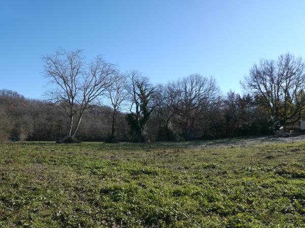 Terrain constructible 2250 m2 plus possible - calme bordure de village