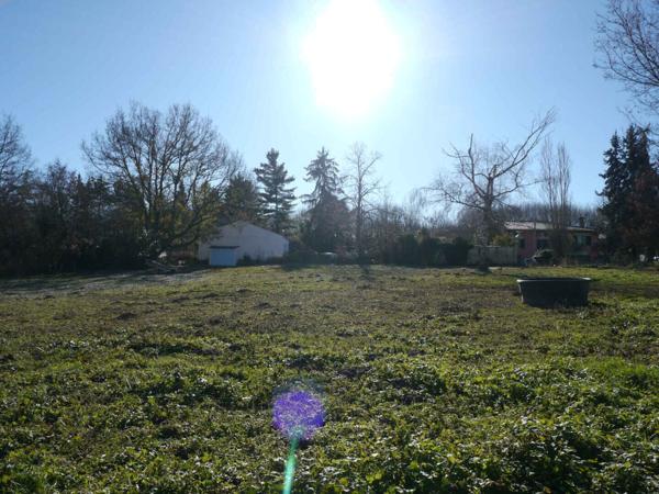 Terrain constructible 2250 m2 plus possible - calme bordure de village