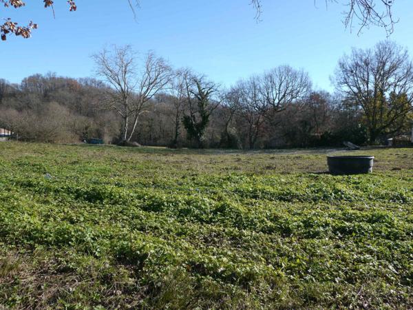 Terrain constructible 2250 m2 plus possible - calme bordure de village