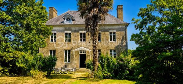 À seulement quelques minutes de l'A84, de la rocade de Fougères et des commodités, découvrez ce magnifique manoir de 1822, édifié sur les fondations d'un ancien manoir du XVIᵉ siècle.
Dès l'entrée, le charme opère : 3,50 m de hauteur sous plafond, parquets anciens, moulures, cheminées en marbre et en granit, volumes généreux... Chaque pièce témoigne de l'authenticité et du caractère de cette demeure.

Le rez-de-chaussée accueille une cuisine avec cheminée, une salle à manger, un vaste salon de plus de 30 m² ainsi qu'un second salon ou bureau. L'étage propose quatre grandes chambres, toutes dotées de cheminées et de placards. Au dernier niveau, un grenier aménageable offre un potentiel supplémentaire, portant la surface totale à environ 260 m² habitables.
Implantée sur un parc arboré de 2 897 m², sans aucun vis-à-vis, cette propriété bénéficie d'un environnement privilégié et calme. La parcelle est constructible et offre la possibilité d'une division, sans dénaturer le charme et l'intimité des lieux.

Des travaux de rénovation sont à prévoir (isolation, électricité, plomberie, menuiserie..) La toiture et la charpente sont en bon état (couverture contrôlée en 2023) .

Une propriété rare destinée aux amoureux du patrimoine, idéale pour une résidence familiale de prestige, une maison d'hôtes ou tout autre projet de vie.