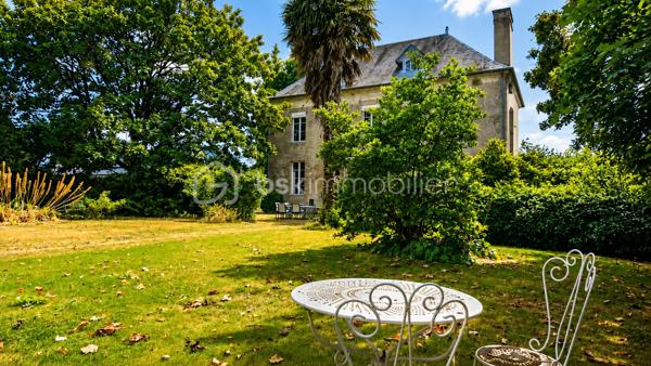 À seulement quelques minutes de l'A84, de la rocade de Fougères et des commodités, découvrez ce magnifique manoir de 1822, édifié sur les fondations d'un ancien manoir du XVIᵉ siècle.
Dès l'entrée, le charme opère : 3,50 m de hauteur sous plafond, parquets anciens, moulures, cheminées en marbre et en granit, volumes généreux... Chaque pièce témoigne de l'authenticité et du caractère de cette demeure.

Le rez-de-chaussée accueille une cuisine avec cheminée, une salle à manger, un vaste salon de plus de 30 m² ainsi qu'un second salon ou bureau. L'étage propose quatre grandes chambres, toutes dotées de cheminées et de placards. Au dernier niveau, un grenier aménageable offre un potentiel supplémentaire, portant la surface totale à environ 260 m² habitables.
Implantée sur un parc arboré de 2 897 m², sans aucun vis-à-vis, cette propriété bénéficie d'un environnement privilégié et calme. La parcelle est constructible et offre la possibilité d'une division, sans dénaturer le charme et l'intimité des lieux.

Des travaux de rénovation sont à prévoir (isolation, électricité, plomberie, menuiserie..) La toiture et la charpente sont en bon état (couverture contrôlée en 2023) .

Une propriété rare destinée aux amoureux du patrimoine, idéale pour une résidence familiale de prestige, une maison d'hôtes ou tout autre projet de vie.