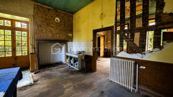 À seulement quelques minutes de l'A84, de la rocade de Fougères et des commodités, découvrez ce magnifique manoir de 1822, édifié sur les fondations d'un ancien manoir du XVIᵉ siècle.
Dès l'entrée, le charme opère : 3,50 m de hauteur sous plafond, parquets anciens, moulures, cheminées en marbre et en granit, volumes généreux... Chaque pièce témoigne de l'authenticité et du caractère de cette demeure.

Le rez-de-chaussée accueille une cuisine avec cheminée, une salle à manger, un vaste salon de plus de 30 m² ainsi qu'un second salon ou bureau. L'étage propose quatre grandes chambres, toutes dotées de cheminées et de placards. Au dernier niveau, un grenier aménageable offre un potentiel supplémentaire, portant la surface totale à environ 260 m² habitables.
Implantée sur un parc arboré de 2 897 m², sans aucun vis-à-vis, cette propriété bénéficie d'un environnement privilégié et calme. La parcelle est constructible et offre la possibilité d'une division, sans dénaturer le charme et l'intimité des lieux.

Des travaux de rénovation sont à prévoir (isolation, électricité, plomberie, menuiserie..) La toiture et la charpente sont en bon état (couverture contrôlée en 2023) .

Une propriété rare destinée aux amoureux du patrimoine, idéale pour une résidence familiale de prestige, une maison d'hôtes ou tout autre projet de vie.