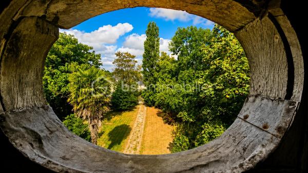 À seulement quelques minutes de l'A84, de la rocade de Fougères et des commodités, découvrez ce magnifique manoir de 1822, édifié sur les fondations d'un ancien manoir du XVIᵉ siècle.
Dès l'entrée, le charme opère : 3,50 m de hauteur sous plafond, parquets anciens, moulures, cheminées en marbre et en granit, volumes généreux... Chaque pièce témoigne de l'authenticité et du caractère de cette demeure.

Le rez-de-chaussée accueille une cuisine avec cheminée, une salle à manger, un vaste salon de plus de 30 m² ainsi qu'un second salon ou bureau. L'étage propose quatre grandes chambres, toutes dotées de cheminées et de placards. Au dernier niveau, un grenier aménageable offre un potentiel supplémentaire, portant la surface totale à environ 260 m² habitables.
Implantée sur un parc arboré de 2 897 m², sans aucun vis-à-vis, cette propriété bénéficie d'un environnement privilégié et calme. La parcelle est constructible et offre la possibilité d'une division, sans dénaturer le charme et l'intimité des lieux.

Des travaux de rénovation sont à prévoir (isolation, électricité, plomberie, menuiserie..) La toiture et la charpente sont en bon état (couverture contrôlée en 2023) .

Une propriété rare destinée aux amoureux du patrimoine, idéale pour une résidence familiale de prestige, une maison d'hôtes ou tout autre projet de vie.