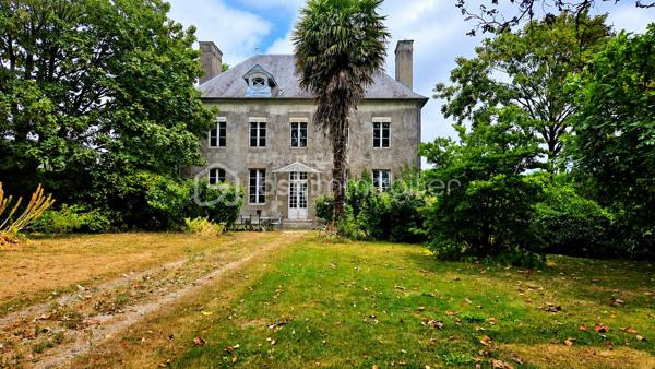 À seulement quelques minutes de l'A84, de la rocade de Fougères et des commodités, découvrez ce magnifique manoir de 1822, édifié sur les fondations d'un ancien manoir du XVIᵉ siècle.
Dès l'entrée, le charme opère : 3,50 m de hauteur sous plafond, parquets anciens, moulures, cheminées en marbre et en granit, volumes généreux... Chaque pièce témoigne de l'authenticité et du caractère de cette demeure.

Le rez-de-chaussée accueille une cuisine avec cheminée, une salle à manger, un vaste salon de plus de 30 m² ainsi qu'un second salon ou bureau. L'étage propose quatre grandes chambres, toutes dotées de cheminées et de placards. Au dernier niveau, un grenier aménageable offre un potentiel supplémentaire, portant la surface totale à environ 260 m² habitables.
Implantée sur un parc arboré de 2 897 m², sans aucun vis-à-vis, cette propriété bénéficie d'un environnement privilégié et calme. La parcelle est constructible et offre la possibilité d'une division, sans dénaturer le charme et l'intimité des lieux.

Des travaux de rénovation sont à prévoir (isolation, électricité, plomberie, menuiserie..) La toiture et la charpente sont en bon état (couverture contrôlée en 2023) .

Une propriété rare destinée aux amoureux du patrimoine, idéale pour une résidence familiale de prestige, une maison d'hôtes ou tout autre projet de vie.