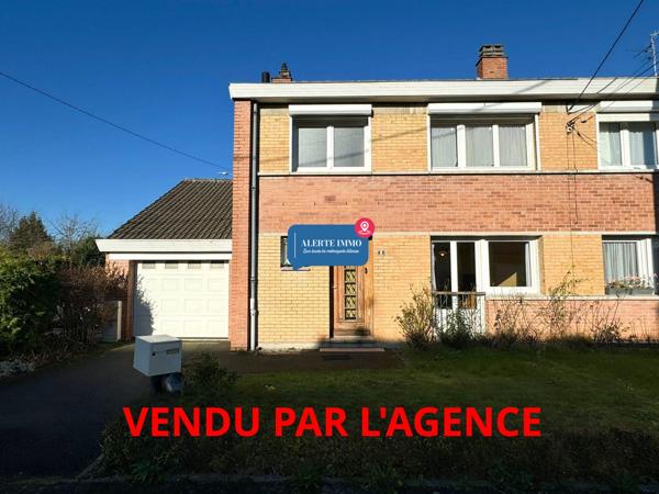 Maison semi-individuelle de 97 m2 comprenant 3 ch + 1 poss, jardin et garage attenant