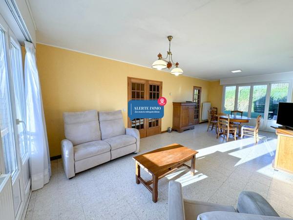 Maison semi-individuelle de 97 m2 comprenant 3 ch + 1 poss, jardin et garage attenant