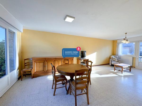 Maison semi-individuelle de 97 m2 comprenant 3 ch + 1 poss, jardin et garage attenant