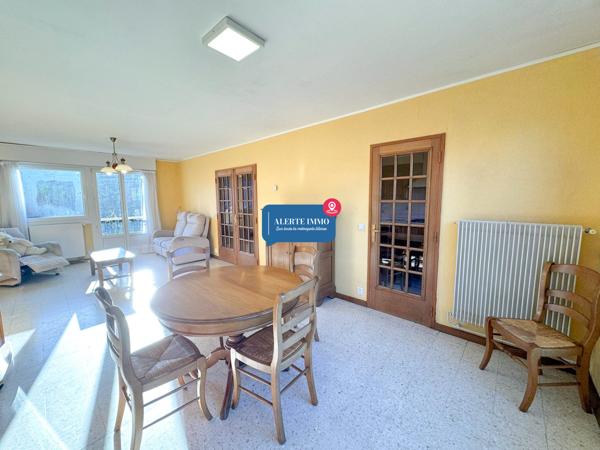 Maison semi-individuelle de 97 m2 comprenant 3 ch + 1 poss, jardin et garage attenant