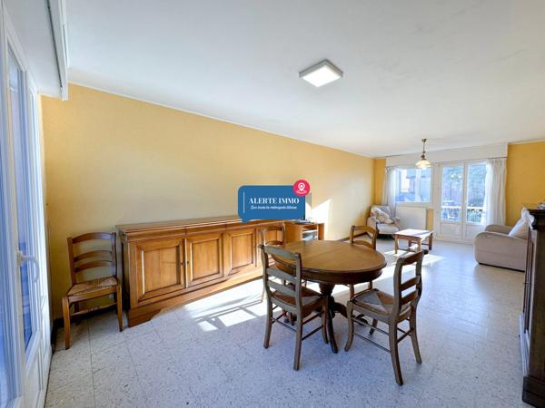 Maison semi-individuelle de 97 m2 comprenant 3 ch + 1 poss, jardin et garage attenant