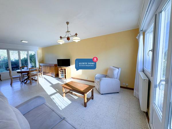 Maison semi-individuelle de 97 m2 comprenant 3 ch + 1 poss, jardin et garage attenant