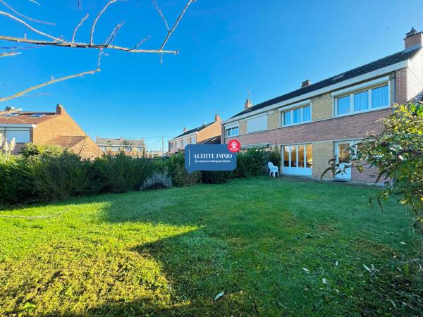 Maison semi-individuelle de 97 m2 comprenant 3 ch + 1 poss, jardin et garage attenant