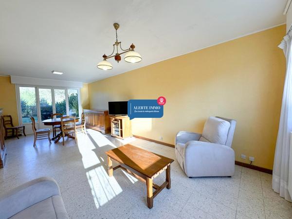Maison semi-individuelle de 97 m2 comprenant 3 ch + 1 poss, jardin et garage attenant