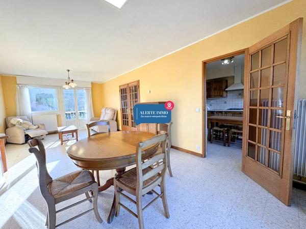 Maison semi-individuelle de 97 m2 comprenant 3 ch + 1 poss, jardin et garage attenant