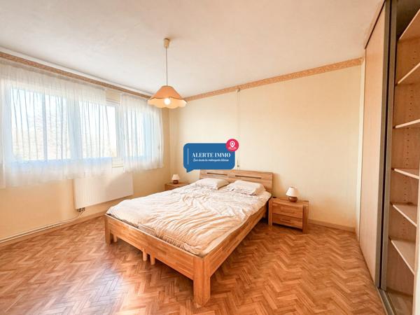 Maison semi-individuelle de 97 m2 comprenant 3 ch + 1 poss, jardin et garage attenant