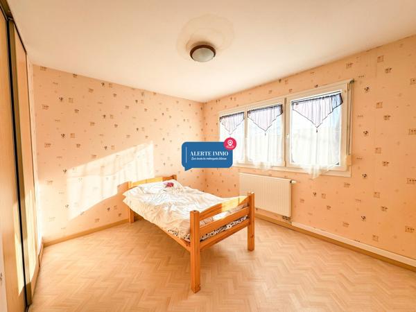 Maison semi-individuelle de 97 m2 comprenant 3 ch + 1 poss, jardin et garage attenant